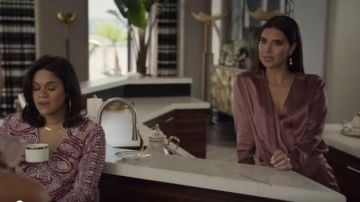 V neck Jumpsuits worn by Gigi Mendoza (Roselyn Sánchez) in Grand Hotel (S01E11)