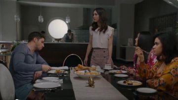 Traje de tweed usado por Alicia Mendoza (Denyse Tontz) en Grand Hotel (S01E11)
