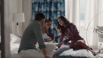 Tops de peplum floral rojo Iro usados por Alicia Mendoza (Denyse Tontz) en Grand Hotel (S01E11)