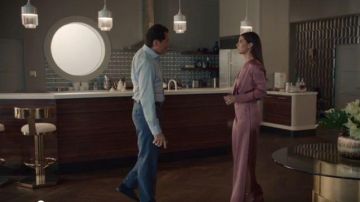 Cushnie pink slit pants worn by Gigi Mendoza (Roselyn Sánchez) in Grand Hotel (S01E12)