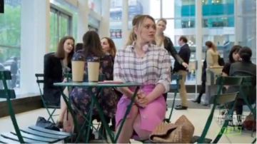 Clutch de charol grande con estampado de cocodrilo marrón usado por Kelsey Peters (Hilary Duff) en Younger (S06E12)