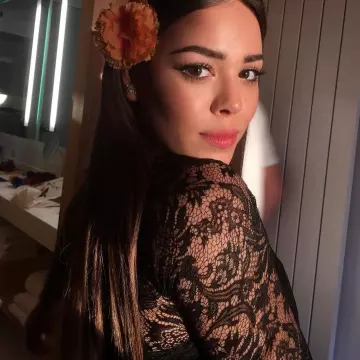 Robe en dentelle noire porté par Danna Paola sur son Instagram account @dannapaola