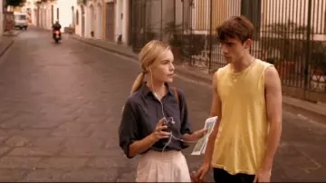 Yellow t-Shirt porté par Noah Reeves (Chai Hansen) dans la série We Were Tomorrow (S01)