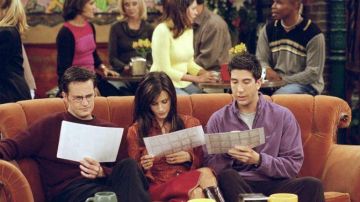 Orange canapé Amis (S01E10)