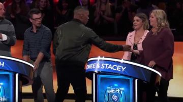 Pantalones grises usados por Josh en Beat Shazam S03E06 junio 24, 2019