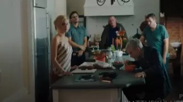 Cadre classique de la soie cami porté par Kelly Anne Van Awken (Molly Burnett) dans la Reine du Sud (S04E12)