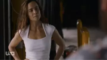 Blanc t-shirt porté par Teresa Mendoza (Alice Braga) dans la Reine du Sud (S04E13)