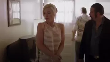Châssis en lin rayé débardeur porté par Kelly Anne Van Awken (Molly Burnett) dans la Reine du Sud (S04E13)
