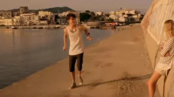 Le short porté par Siena Woodlands (Alicia Banit) dans la série We Were Tomorrow (Saison 1)