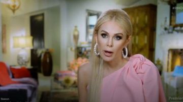 MSGM Rose Une Épaule Robe portée par (Cour Westcott) dans Le Real Housewives de Dallas (S04E01)