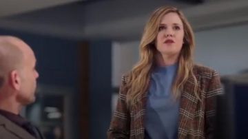 Zara checkered coat worn by Cassie Bishop (Harriet Dyer) in The InBetween (S01E04)