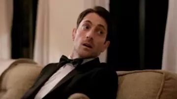 Le noeud papillon porté par William (Tim Pocock) dans la série We Were Tomorrow (S01)