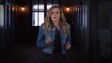 Veronica beard cara jean jacket worn by Cassie Bishop (Harriet Dyer) in The InBetween (S01E04)