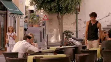 Le t-shirt noir porté par Noah Reeves (Chai Hansen) dans la série We Were Tomorrow (S01)