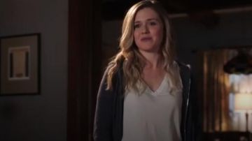 Splendid white classic V neck tee worn by Cassie Bishop (Harriet Dyer) in The InBetween (S01E06)