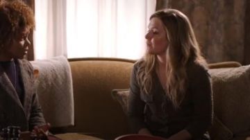 James perse sheer slub side panel shirt in Carbon worn by Cassie Bishop (Harriet Dyer) in The InBetween (S01E06)