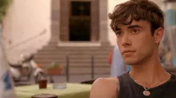 Le collier en argent porté par Noah Reeves (Chai Hansen) dans la série We Were Tomorrow (S01)