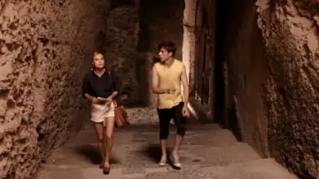 Le sac marron porté par Siena Woodlands (Alicia Banit) dans la série We Were Tomorrow (S01)