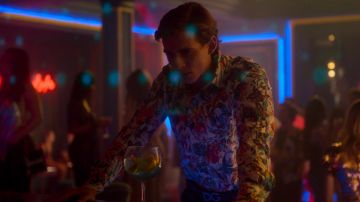 Colorful flower on white background shirt worn by Christian (Miguel Herrán) for Club Scene in Elite (S02E01)