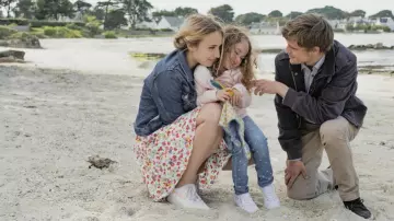 Vestido de blusa floral estampado de Sabrina Morvan (Chloé Jouannet) en Jamais sans toi, Louna