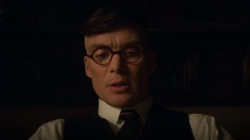 Les lunettes rondes façon écailles de Thomas Shelby (Cillian Murphy) dans Peaky Blinders Saison 5 Episode 1