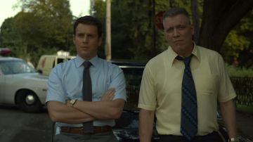 The tie with pattern maze Bill Tench (Holt McCallany) in Mindhunter (S02E09)