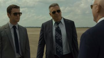 Tie vintage with lions Bill Tench (Holt McCallany) in Mindhunter (S02E09)
