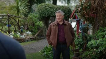 Chaqueta de ante genuina Pronto Uomo usada por Mick O'Brien (Treat Williams) en Chesapeake Shores (S04E01)