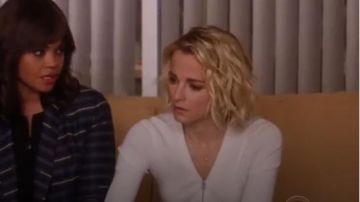 Rag and bone blanc vivienne zip sur le devant du chandail porté par Det. Lizzie Needham (Bojana Novakovic) dans l'Instinct (S02E11)