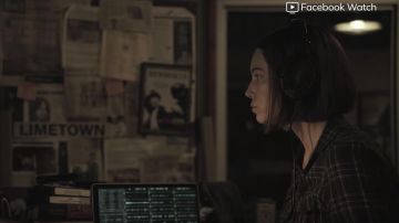 Noir plaid shirt porté par Lia Haddock (Jessica Biel) comme on le voit dans Limetown (Saison 1)