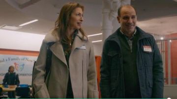Ropa de shelli segal abrigo de cuello de piel gris usado por (Alysia Reiner) en Orange Is the New Black (S07E13)