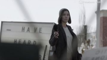 Gris manteau de laine portés par Lia Haddock (Jessica Biel) comme on le voit dans Limetown (Saison 1)