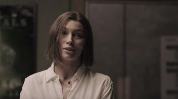 Black pearl pendentif collier porté par Lia Haddock (Jessica Biel) comme on le voit dans Limetown (Saison 1)