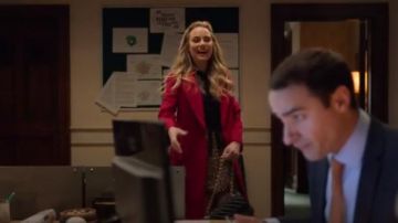 Chanel – Bolso de doble solapa de cuero pequeño clásico negro usado por Ainsley Howard (Rebecca Rittenhouse) en Cuatro bodas y un funeral (S01E08)