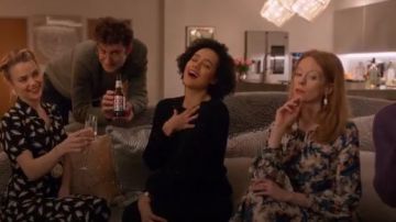 Sandro carna soie midi robe portée par Gemma (Zoe Boyle) dans Quatre Mariages et un Enterrement (S01E08)