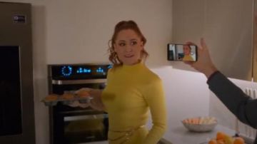 Karen millen vestido de punto peplum amarillo con cinturón usado por Zara (Sophia La Porta) en Cuatro bodas y un funeral (S01E08)