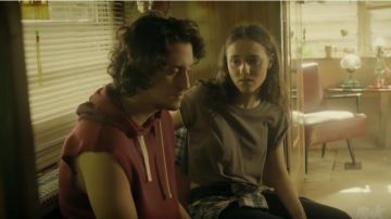 Sudadera con capucha roja sin mangas usada por Olivier (Antoine L'Écuyer) en Jeremie Temporada 1 Episodio 17 El accidente