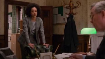 Reiss gris joss pantalon porté par Maya (Nathalie Emmanuel) dans Quatre Mariages et un Enterrement (S01E08)