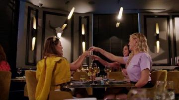 Camiseta púrpura pastel de Asos "Have A Nice Day" usada por (Chloe Meadows) en The Only Way Is Essex (S25E01)