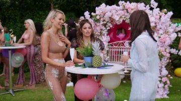 Bikini de textura arrugada Asos Beige usado por (Olivia Attwood) en The Only Way Is Essex (S25E01)
