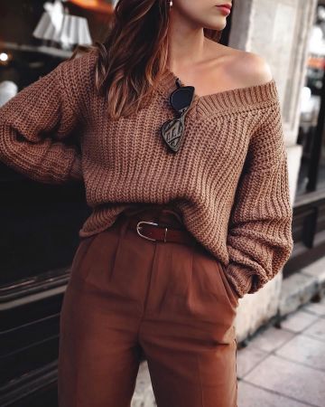 Le pull en maille beige foncé porté par Céline Taccia sur le compte Instagram de @mademoiselle_cece