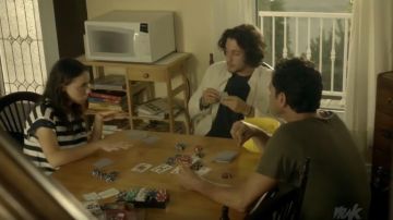 Camisa blanca de manga larga usada por Maxime (Lou-Pascal Tremblay) en Jeremie Temporada 1 Episodio 18 La Photo