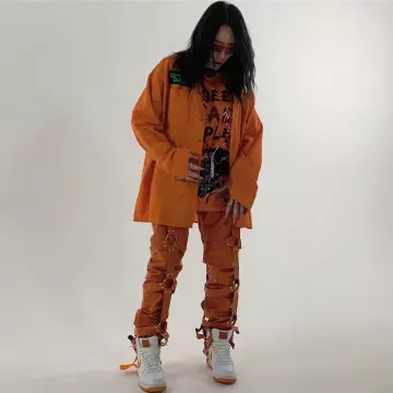 La bravade de Sécurité Orange Servitude Pantalons pantalons portés par Billie Eilish sur @billieeilish