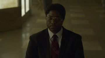 La corbata roja de Lee P. Brown (Dohn Norwood) en Mindhunter (S02E04)