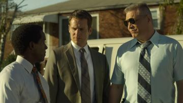 Tie vintage striped Bill Tench (Holt McCallany) in Mindhunter (S02E09)