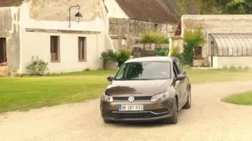 La Polo Volkswagen conduite par Yvan Hazan (Gilles Lellouche) dans Sous le même toit