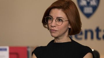 Metal Eyeglasses worn by Anne Carlson (Danielle Kind) in Workin' Moms (S03E02)