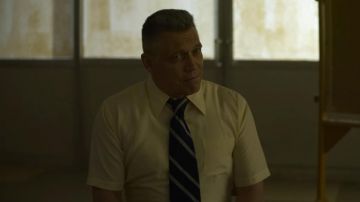 Corbata rayada de Bill Tench (Holt McCallany) en Mindhunter (S02E04)