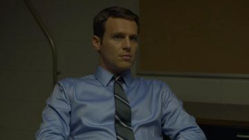 La cravate rayée de Holden Ford (Jonathan Groff) dans Mindhunter (S02E06)