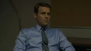 La cravate rayée de Holden Ford (Jonathan Groff) dans Mindhunter (S02E06)